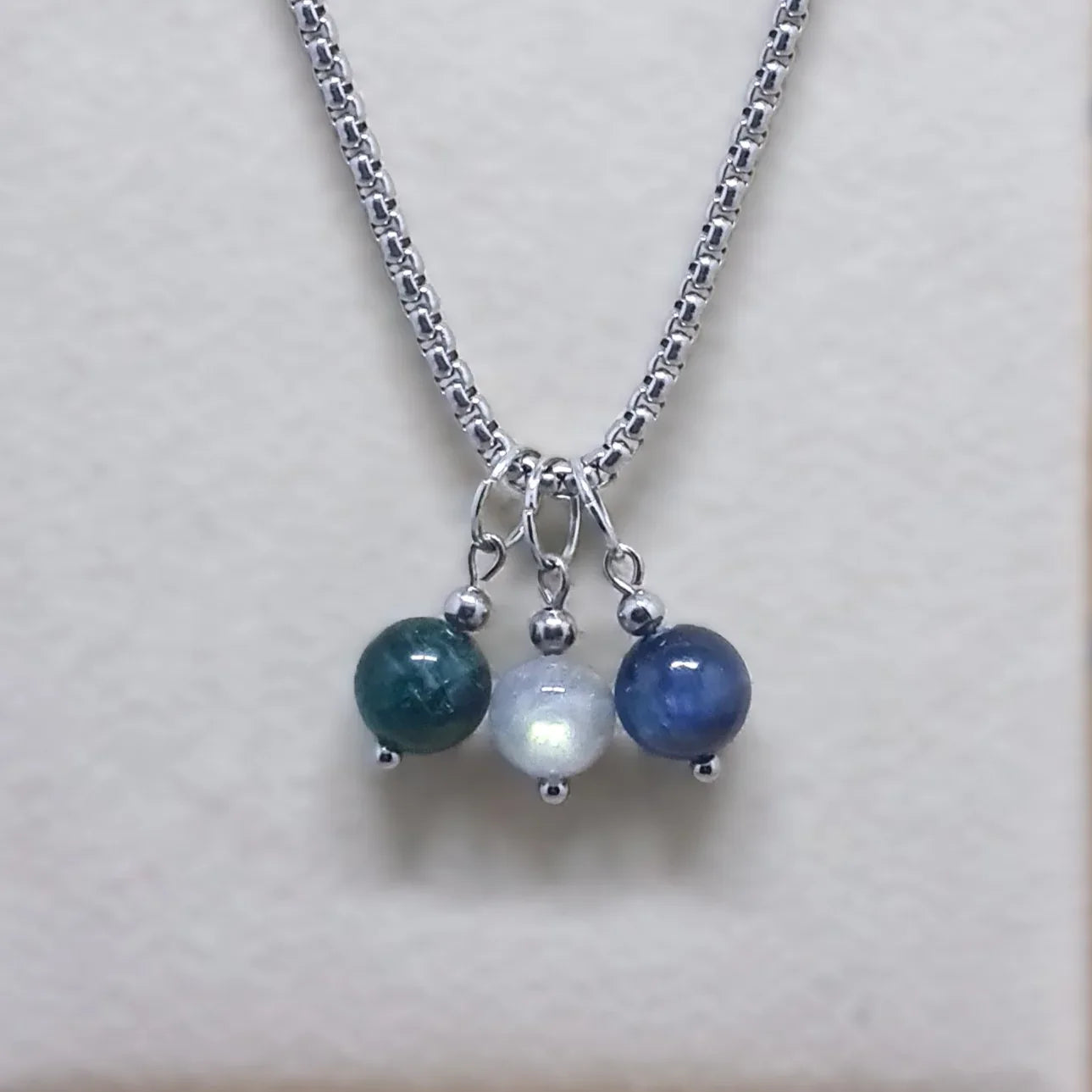 Collier 3 perles : Apatite bleue, Labradorite et Cyanite bleue - ENAE Minéraux