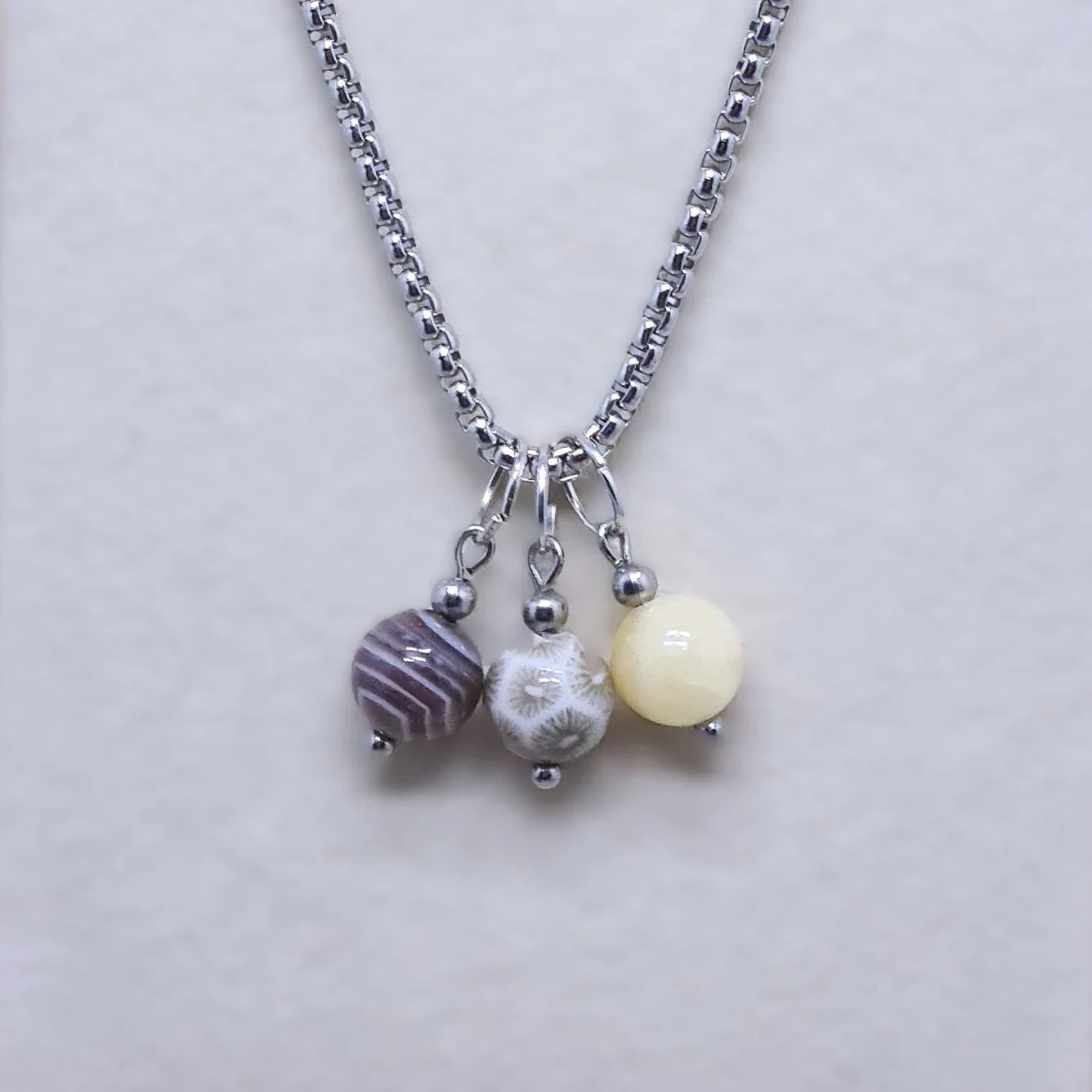 Collier 3 perles : Agate du Botswana, Corail fossilisé et Calcite jaune - ENAE Minéraux