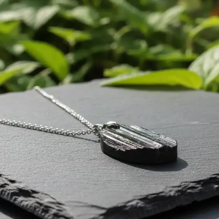 Pendentif en Tourmaline noire brute (PE2118)