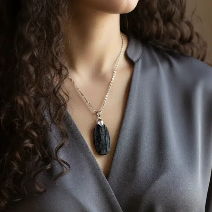 Pendentif en Tourmaline noire brute (PE2117)