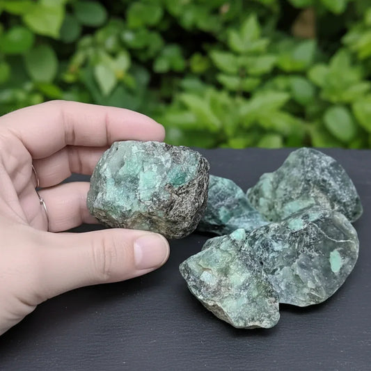 Biotite et Mica avec éclats d'Emeraude (MB372)