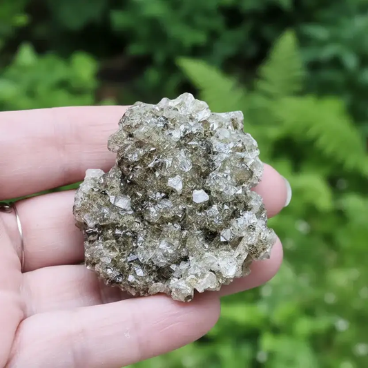 Datolite et petits cristaux de Calcite brute 33g (MB448)