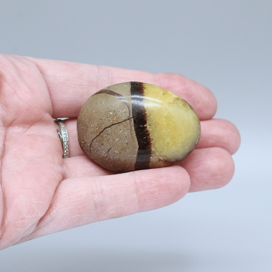 Galet poli en Septaria et Calcite jaune 40g (PRGFL325 - 8)