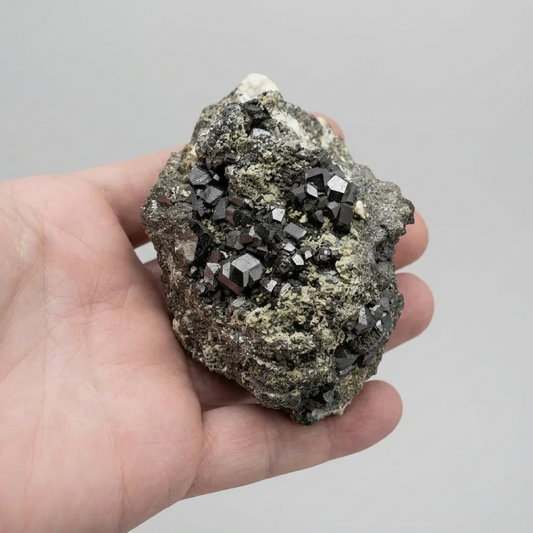 Cristaux de Grenat Mélanite bruts 310g (MB214 - 2)