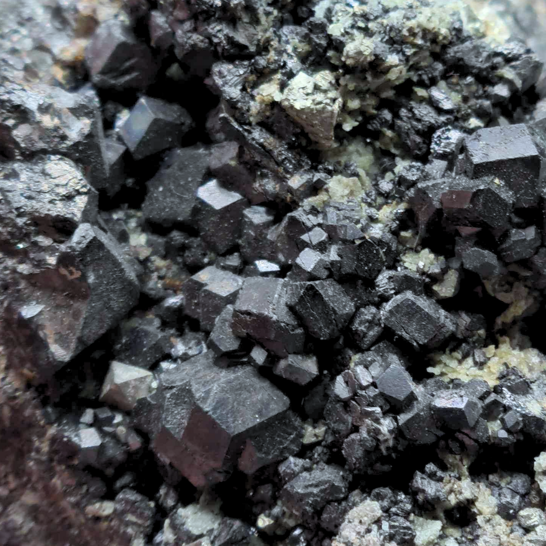 Cristaux de Grenat Mélanite bruts 310g (MB214-2)