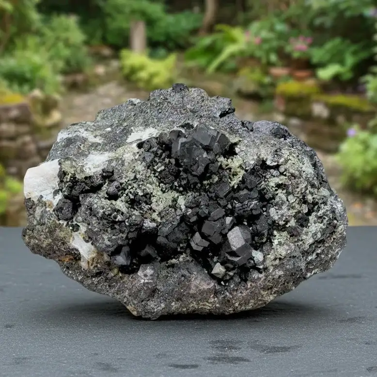 Cristaux de Grenat Mélanite bruts 310g (MB214 - 2)