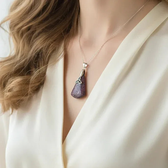 Pendentif en Grenatite et son Triquetra (PE1627-5)