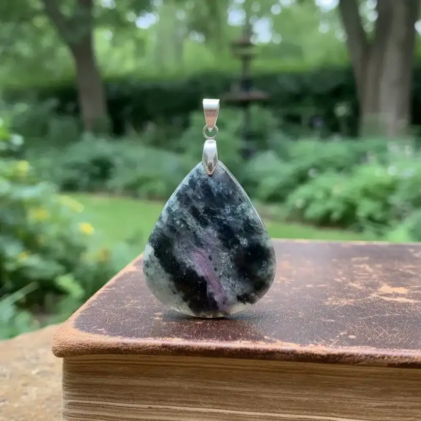 Pendentif en Actinolite et Rubis (PE2043)