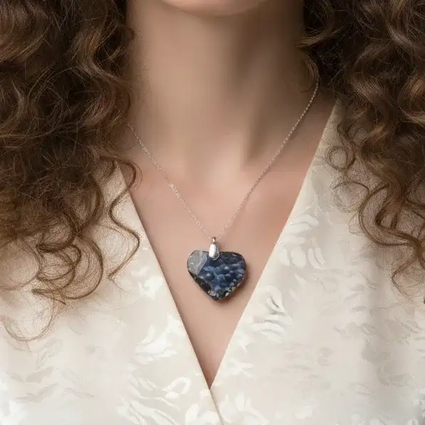 Pendentif cœur en Calcédoine bleue brute (PE1753)