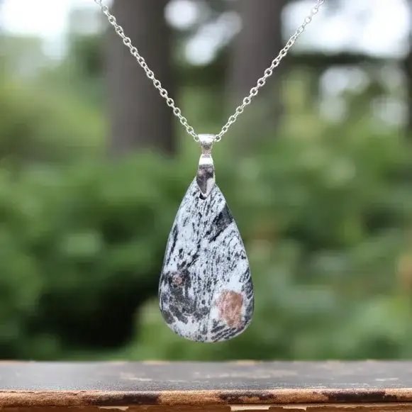 Pendentif en Hornblende avec Grenat (PE702)