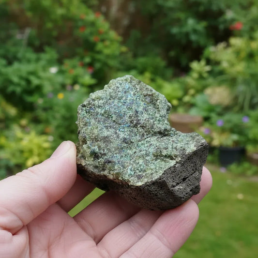 Péridot (Olivine) sur Basalte brut 112g (MB131)