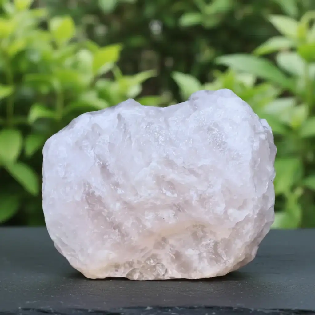 Quartz rose brut, poli et gravé 529g (MB538 - 1)