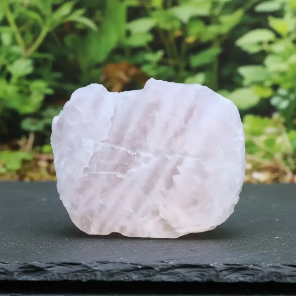 Quartz rose brut, poli et gravé 529g (MB538 - 1)
