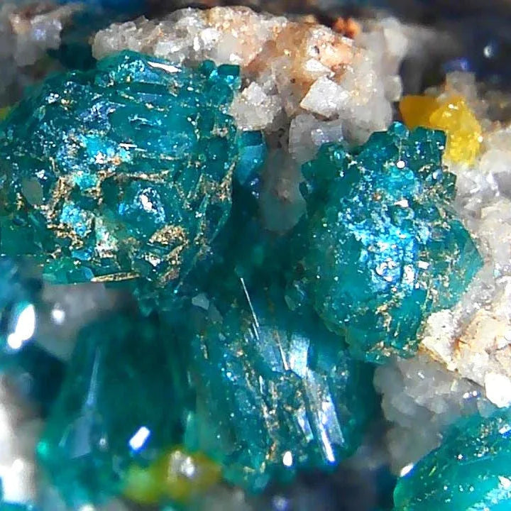 Dioptase, Calcite, Wulfénite et Shattuckite brute 30g (MB463)