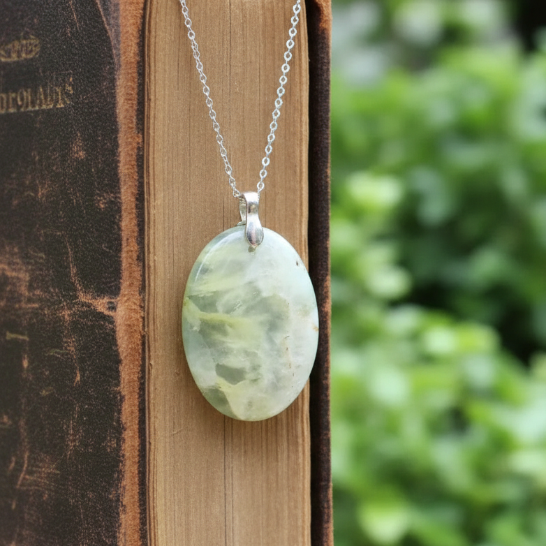 pendentif-prehnite_2_bbd6f5ee-842a-4930-875c-8122cea267db - ENAE Minéraux