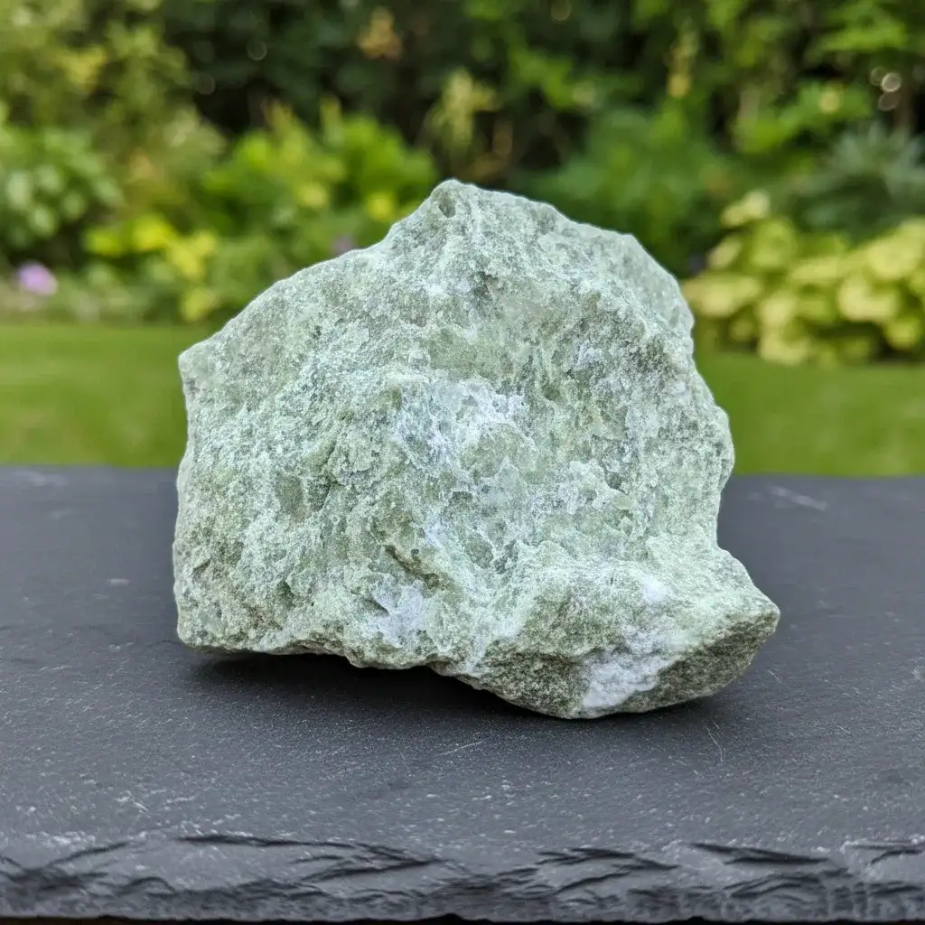 Vésuvianite, Calcite et Grenat grossulaire bruts 122g (MB524)