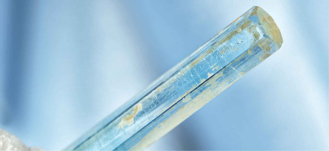 Aigue-Marine : Minéralogie, vertus et bienfaits en lithothérapie - ENAE Minéraux