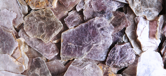 Lépidolite : Minéralogie, vertus et bienfaits en lithothérapie - ENAE Minéraux