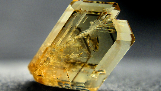 Chrysobéryl : Minéralogie, vertus et bienfaits en lithothérapie - ENAE Minéraux