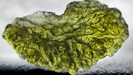 Moldavite : Minéralogie, vertus et bienfaits en lithothérapie - ENAE Minéraux