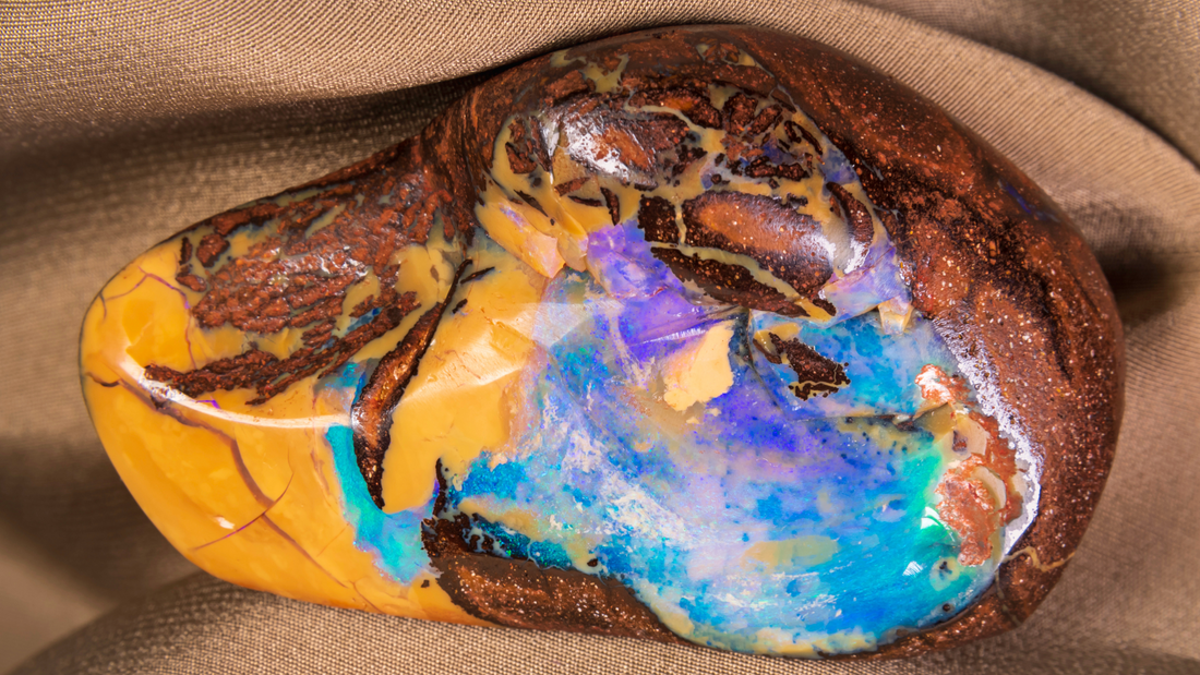 Opale : Minéralogie, vertus et bienfaits en lithothérapie - ENAE Minéraux