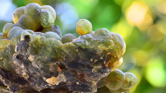 Prehnite : Minéralogie, vertus et bienfaits en lithothérapie - ENAE Minéraux