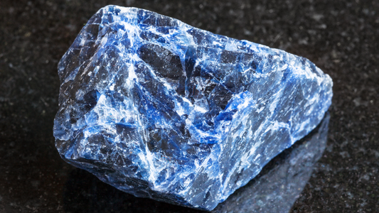 Sodalite : Minéralogie, vertus et bienfaits en lithothérapie - ENAE Minéraux