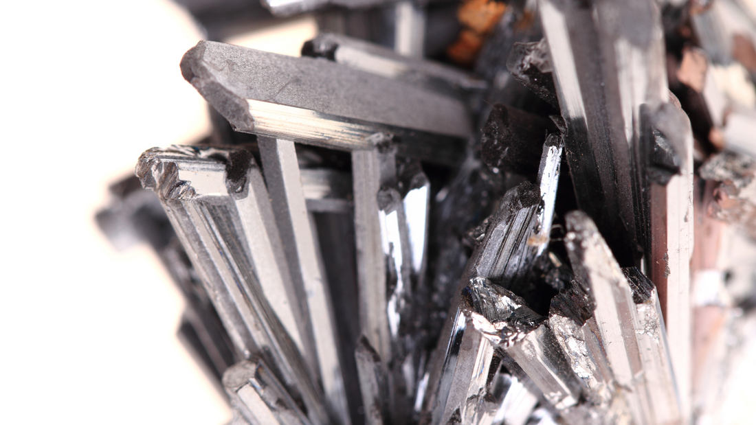 Stibine : Minéralogie, vertus et bienfaits en lithothérapie - ENAE Minéraux