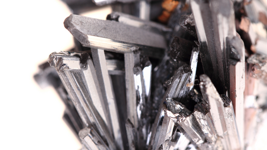 Stibine : Minéralogie, vertus et bienfaits en lithothérapie - ENAE Minéraux