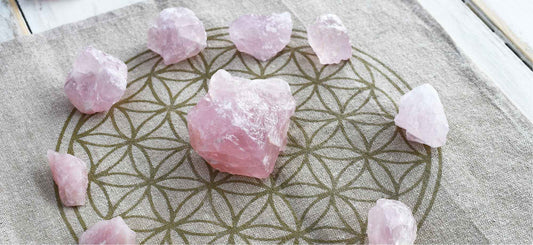 Quartz Rose : Minéralogie, vertus et bienfaits en lithothérapie