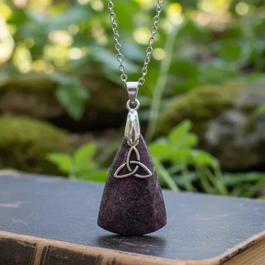 Pendentif en Grenatite et son Triquetra (PE1627-6)