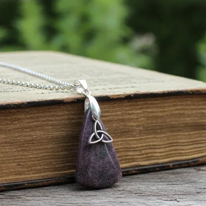 Pendentif en Grenatite et son Triquetra (PE1627-6)