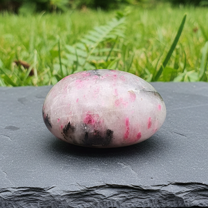 Galet en Rhodonite 139g [PRGFL584-7)
