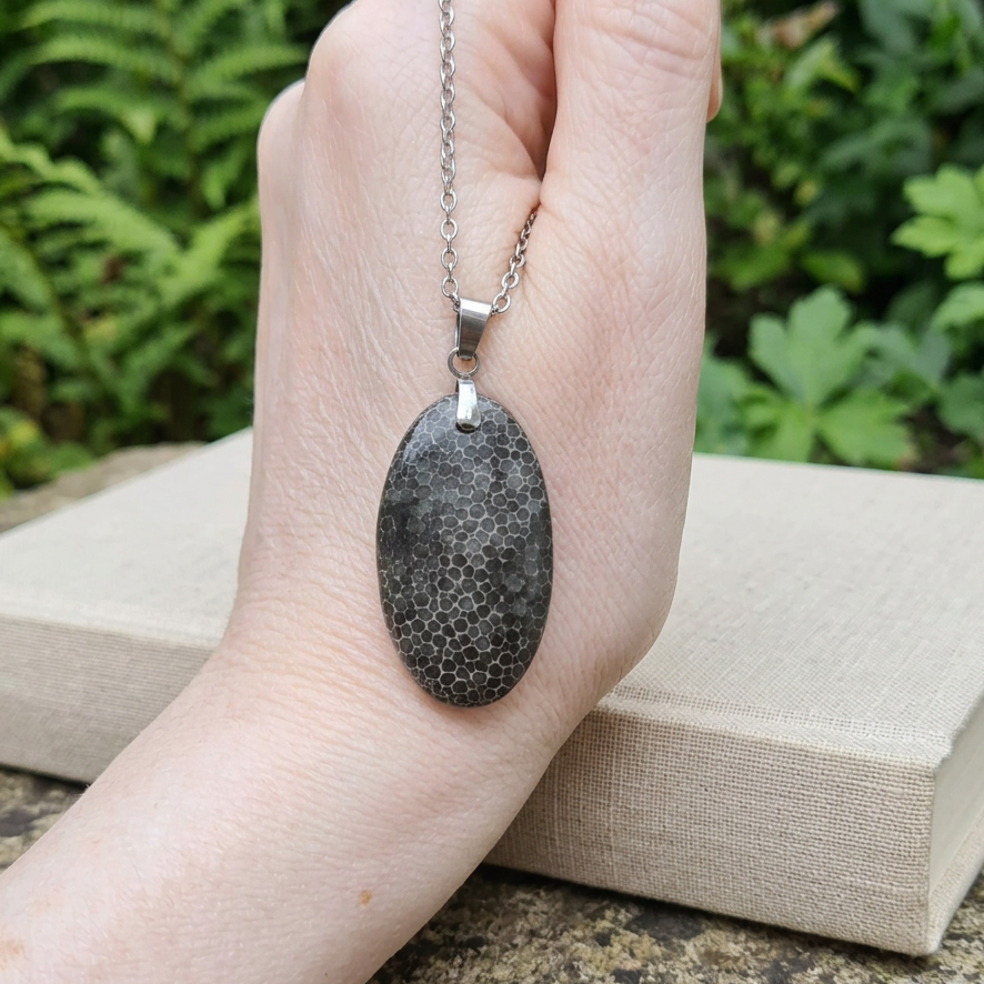 Pendentif en Corail noir fossilisé (PE2005)