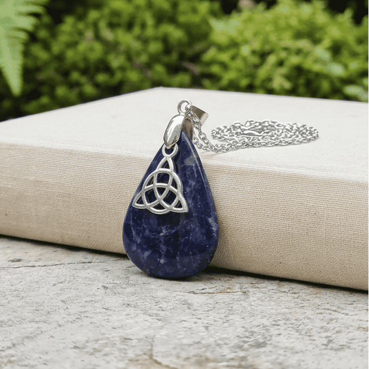 Pendentif en Sodalite et son Triquetra (PE603)