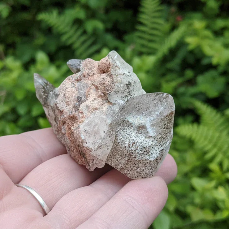 Cristaux bruts de Calcite transparente à inclusions de Pyrite et Dolomie 65g (MB440)