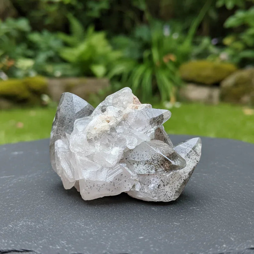 Cristaux bruts de Calcite transparente à inclusions de Pyrite et Dolomie 65g (MB440)