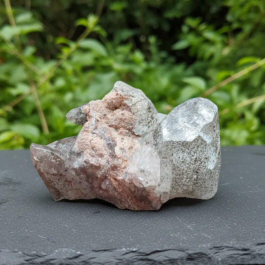 Cristaux bruts de Calcite transparente à inclusions de Pyrite et Dolomie 65g (MB440)