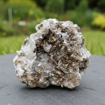 Datolite et petits cristaux de Calcite brute 33g (MB448)