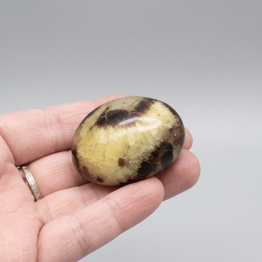 Galet poli en Septaria et Calcite jaune 47g (PRGFL325 - 6)