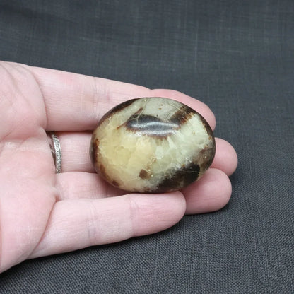 Galet poli en Septaria et Calcite jaune 47g (PRGFL325-6)