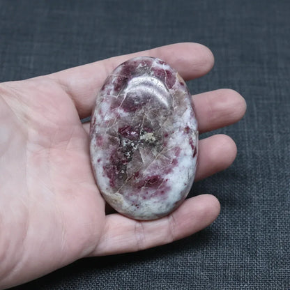 Galet en Quartz et Rubellite (Tourmaline rose) 126g (PRGFL526-1)