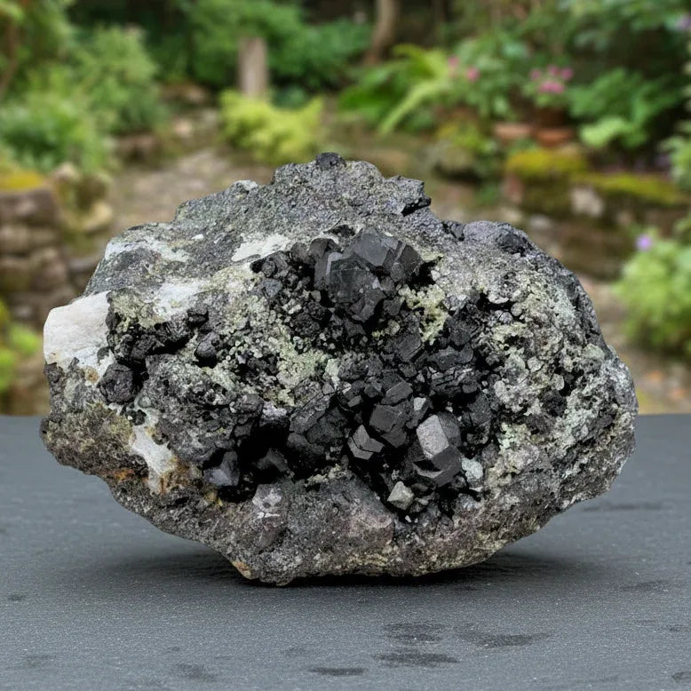 Cristaux de Grenat Mélanite bruts 310g (MB214-2)