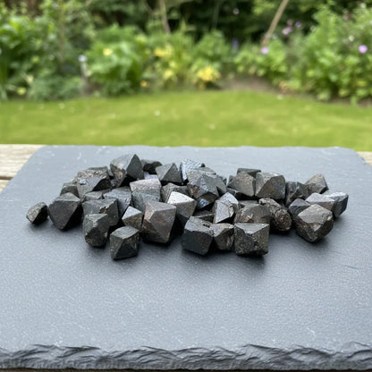 Lot de 10 petits cristaux bruts de Magnétite (MB553)