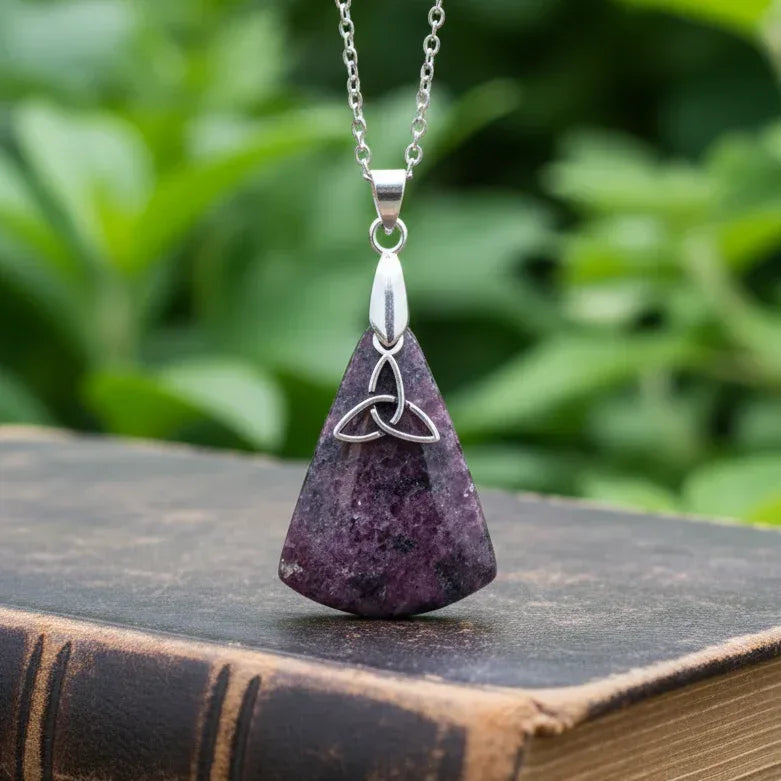 Pendentif en Grenatite et son Triquetra (PE1627-5)