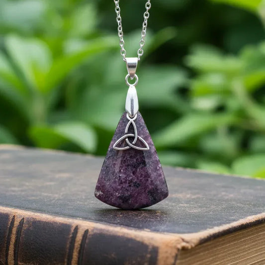 Pendentif en Grenatite et son Triquetra (PE1627-5)