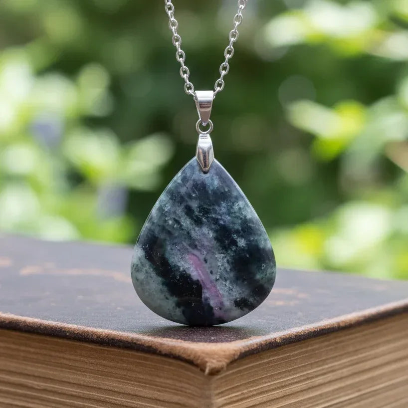 Pendentif en Actinolite et Rubis (PE2043)