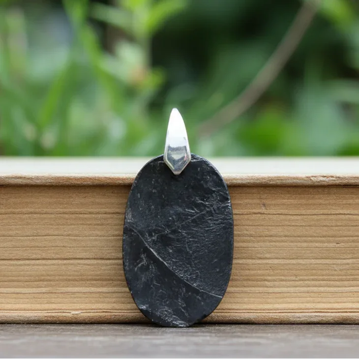 Pendentif en Pierre de Lave (Basalte) face brute (PE1473)