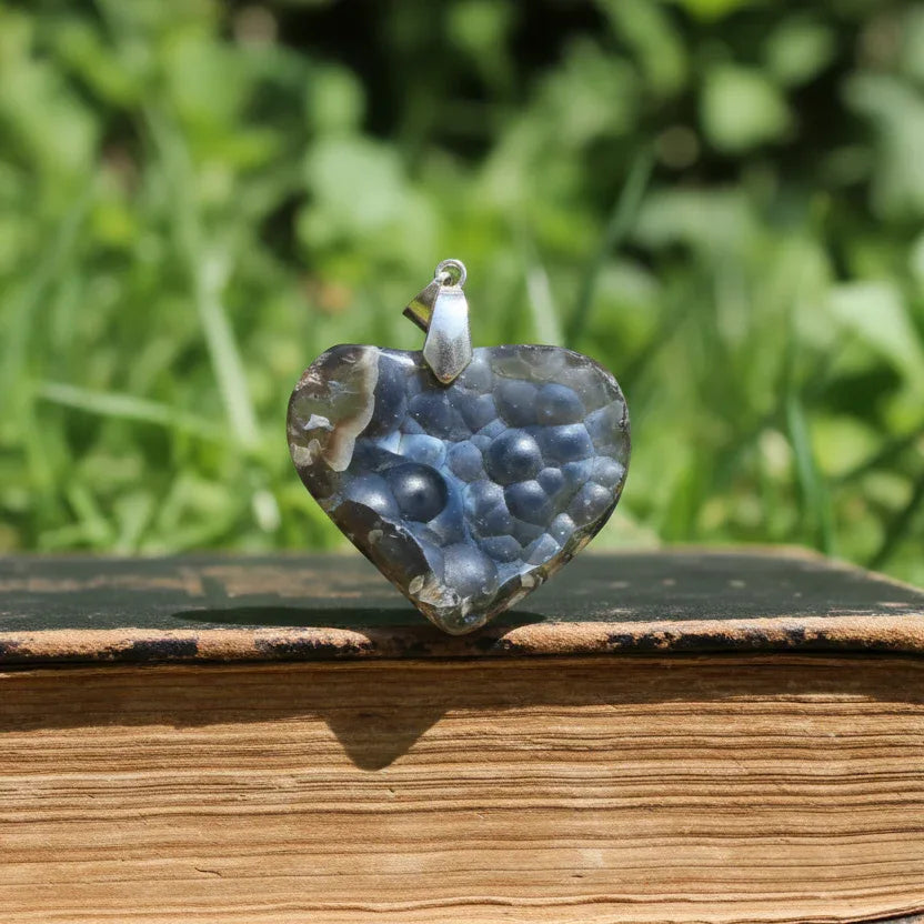 Pendentif cœur en Calcédoine bleue brute (PE1753)