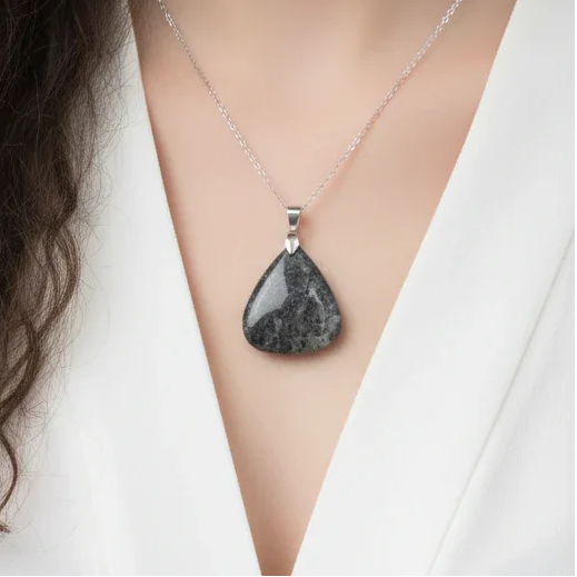 Pendentif en Quartz à Graphite (PE932)